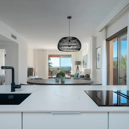 Stunning 3-bedroom Seaview Penthouse エステポナ