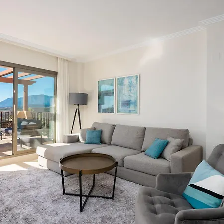 Stunning 3-bedroom Seaview Penthouse エステポナ